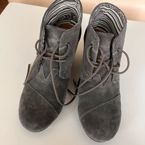 Suede Tom’s Hyde ankle boot